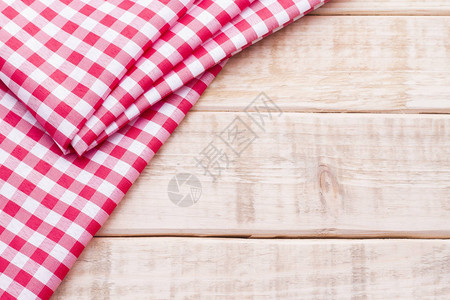 木制背景上的红色桌布背景图片