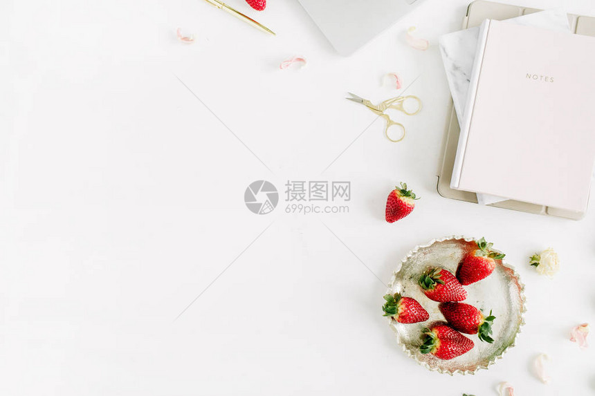 带笔记本口红白底鲜生草莓的家用办公桌图片