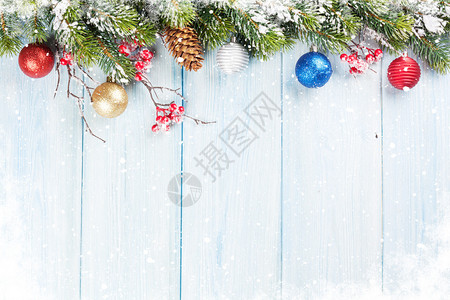 圣诞木背景有卷边和装饰使用图片