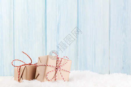 雪中的圣诞礼盒图片