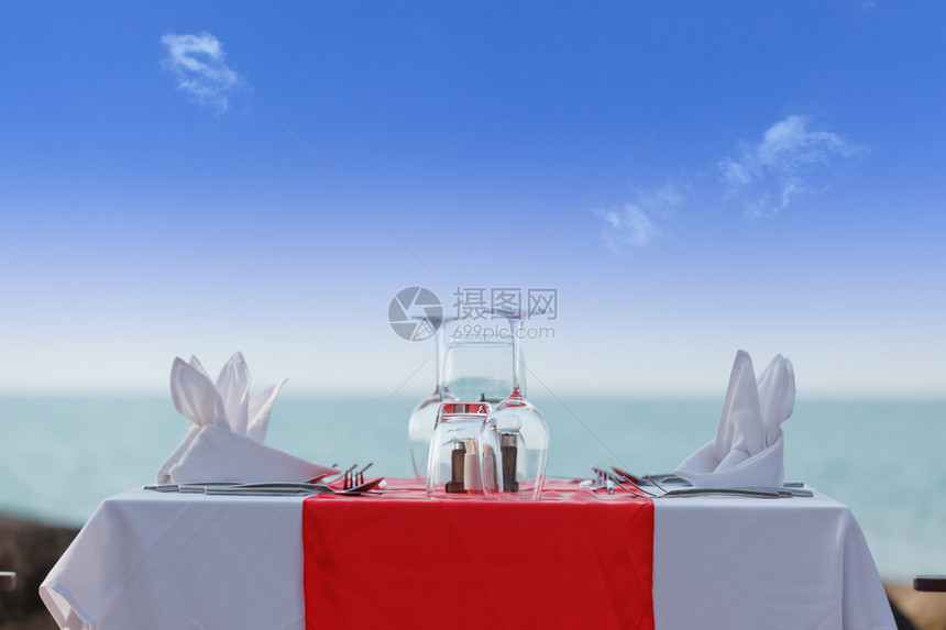 蓝天海滩上的豪华餐桌图片