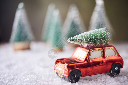 带有圣诞树的小汽车玩具圣诞图片