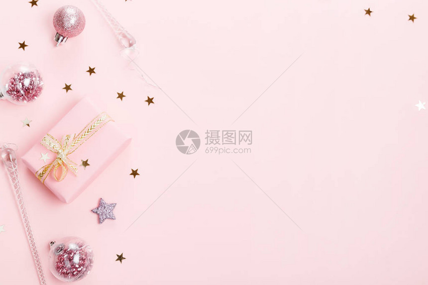 节日创意金银图案带丝的圣诞粉红色装饰假日球雪花粉红色背景的礼物图片