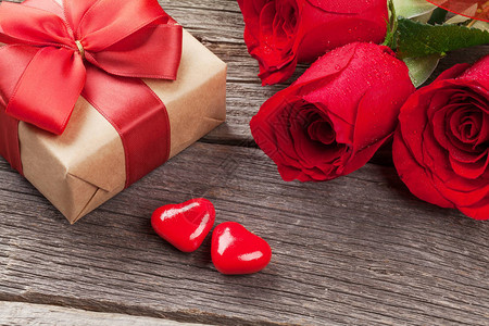 情人节礼物盒玫瑰和糖果图片