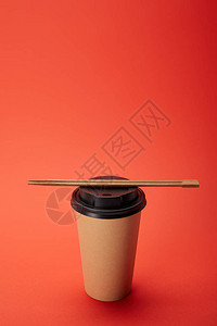 在纸杯咖啡上以红色的最微小的概念近图片