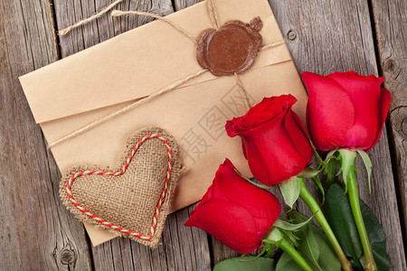 情书红玫瑰和木桌上的心图片