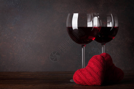 情人节贺卡红酒和木桌上的心玩图片