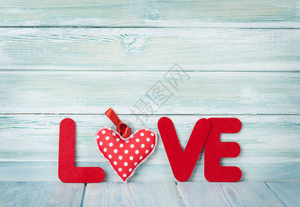配有装饰心脏的贺卡用爱情字词代替木图片