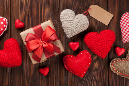 日情人节心脏糖果和礼品盒图片