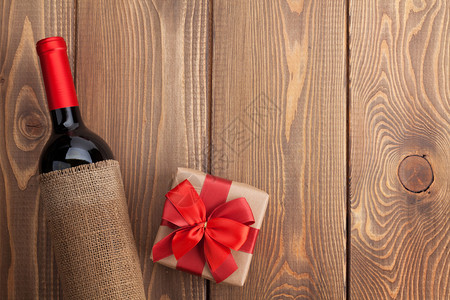 红酒瓶和情人节日礼物盒图片