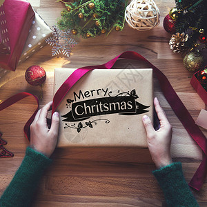圣诞礼物和包装纸的图片