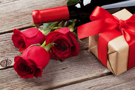 红玫瑰鲜花红酒和木制图片