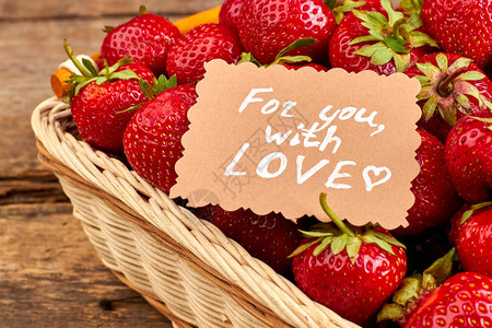 新鲜的草莓放在篮子里吃得更紧多汁的草图片
