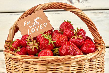 堆满了草莓和纸卡的篮子新鲜采摘的草莓在维杰篮里图片