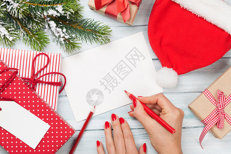 女写圣诞节贺卡和包裹图片