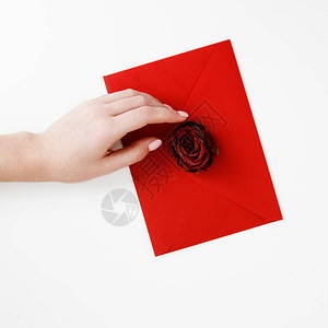 一封装在红色信封里的情书背景图片