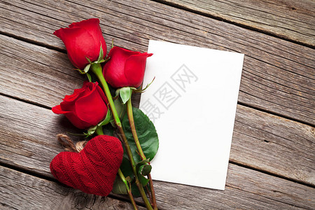 情人节贺卡红玫瑰花和木桌上的心背景图片