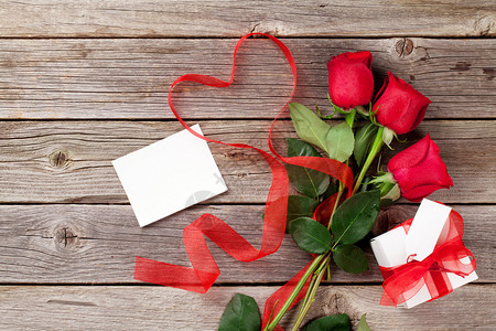 红玫瑰礼品盒和心形丝带图片
