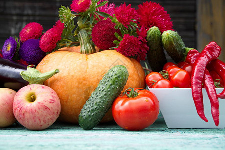 鲜果和蔬菜木制桌板表面图片