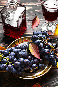 玻璃和一个装有秋葡萄红葡萄酒的醒酒器图片
