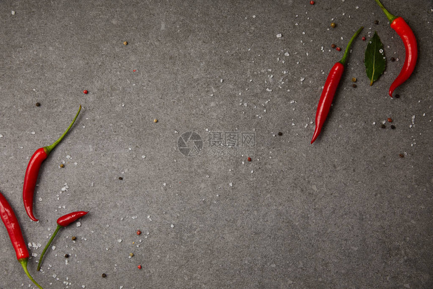 灰色桌上辣椒和散落的香图片