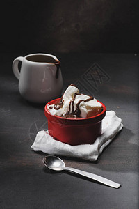 桌上红碗里的美味冰淇淋图片