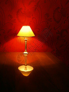 闪光桌和红花边壁纸底有反光图片