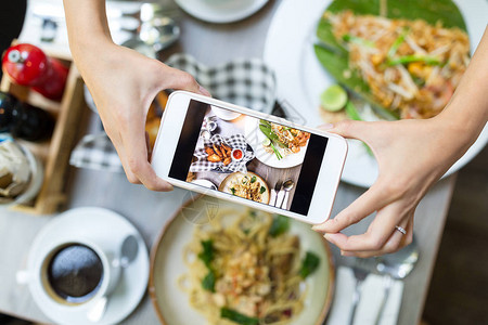 手机在餐厅顶端拍摄食物照片图片