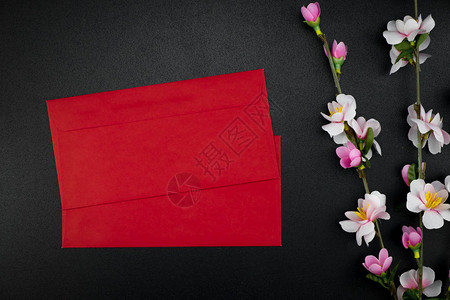 农历新年红包平躺假期及配饰在顶部开花和农历节日概念背景图片