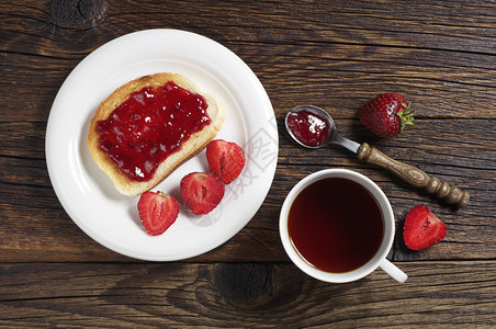 茶杯和吐司加草莓果酱在图片