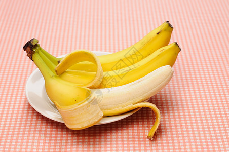三只香蕉在盘子上其中背景图片