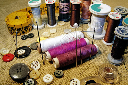 一些缝纫材料散布在桌图片