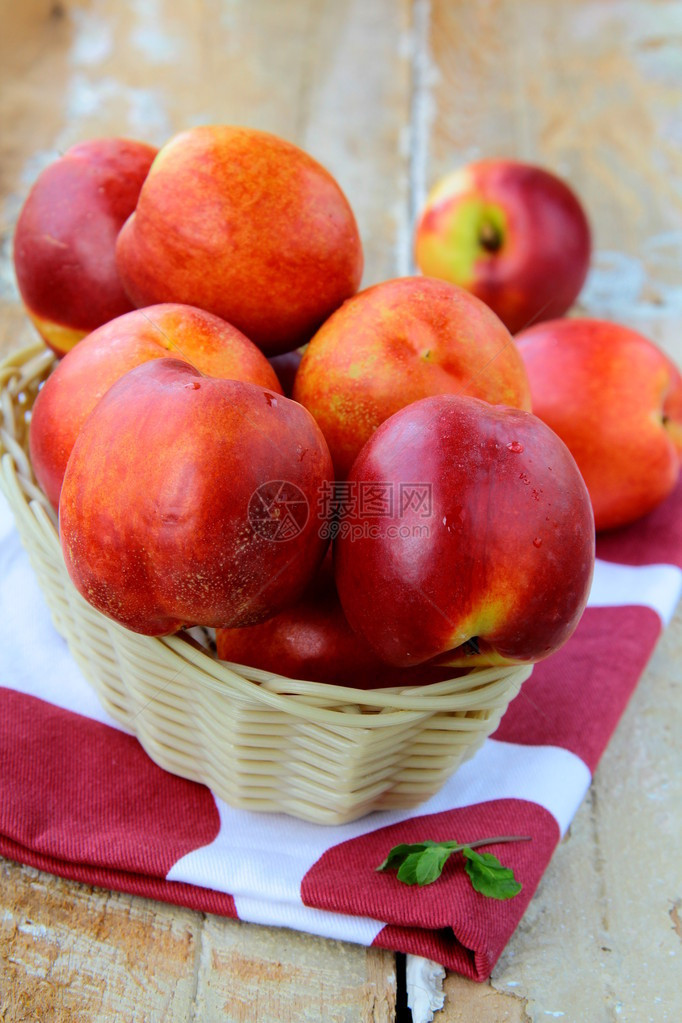 木桌上新鲜成熟的红桃图片