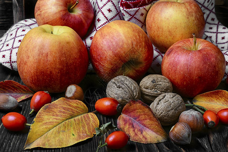 秋天静物与苹果叶子和坚果图片
