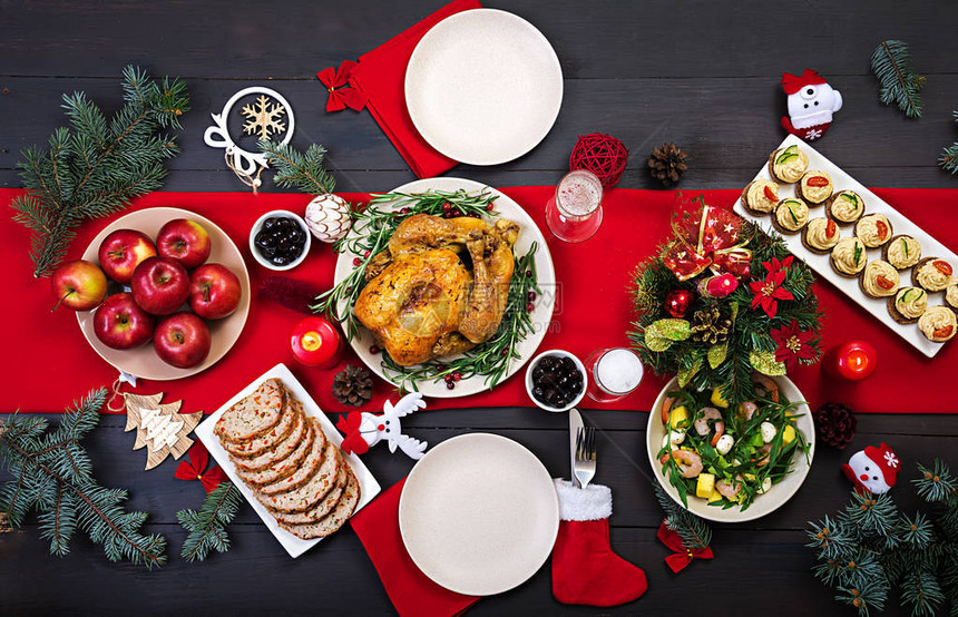 圣诞餐桌配有火鸡装饰用明亮图片