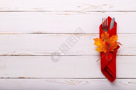 秋天的桌子设置在旧的白色木桌上感恩节卡片模板图片