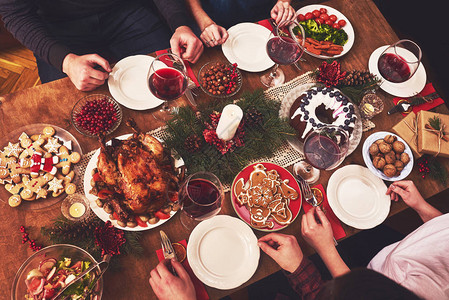 圣诞节家庭晚宴所用餐桌的高图片