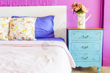 室内床房床头柜旁木头上的花瓶图片