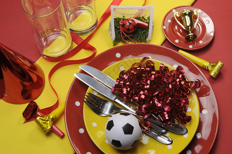 红黄队颜色的足球庆祝晚会桌设置图片