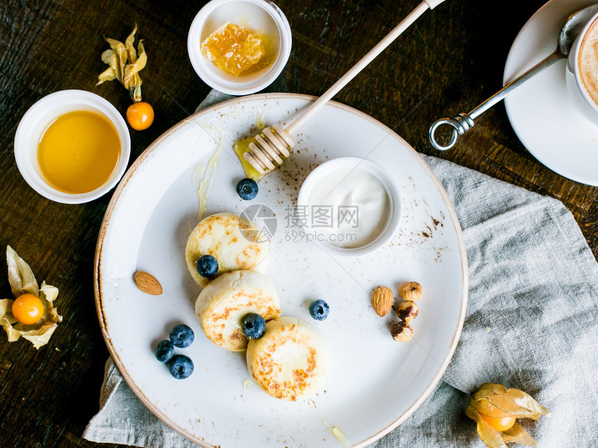 早餐小芝士蛋糕浆果坚果和蜂蜜图片
