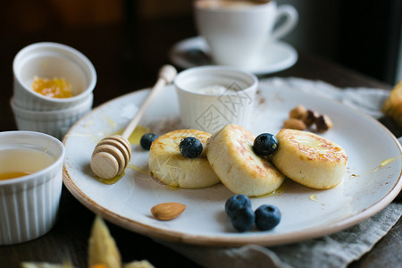 早餐小芝士蛋糕浆果坚果和蜂蜜图片