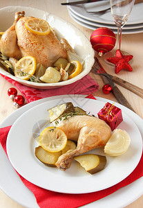 烤鸡配蔬菜和圣诞装饰图片