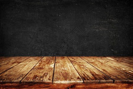 有黑板背景的旧木板桌空可用您的产品显示或蒙戴vinta图片