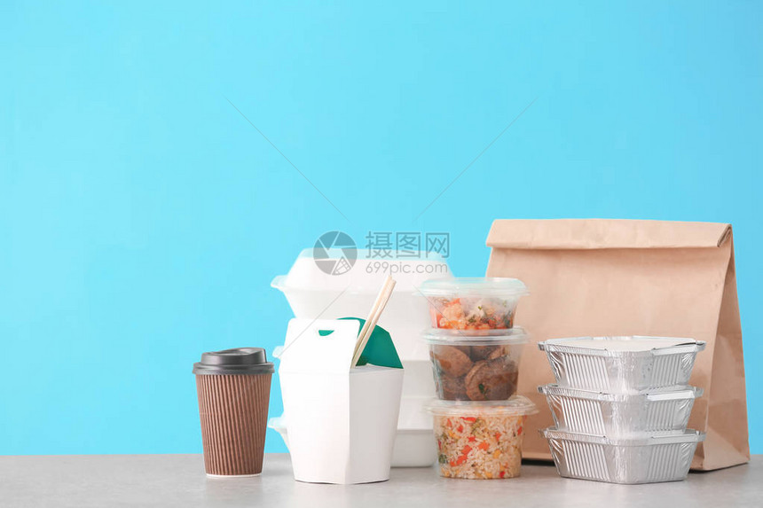 以颜色背景为背景的餐桌上有美味食品的不同包图片