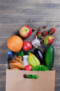 有水果和蔬菜的杂菜纸袋图片