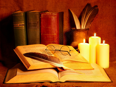 堆栈旧书和蜡烛教育图片