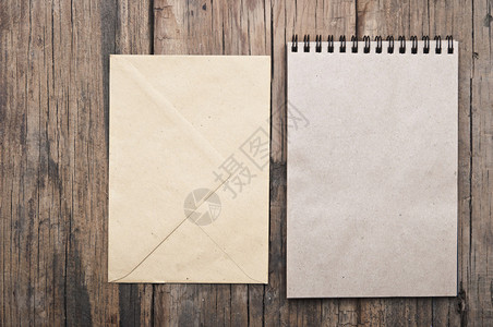 褐色空白纸条书和硬木图片