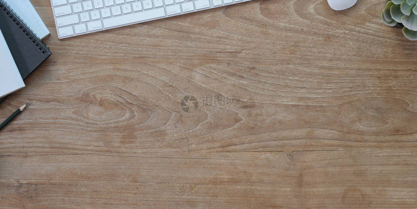使用办公用品和木制桌板上复制空间的舒适工作场所头图片