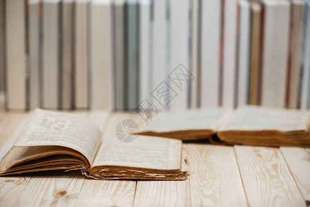 木甲板桌上的古老旧书籍和原始背背景图片