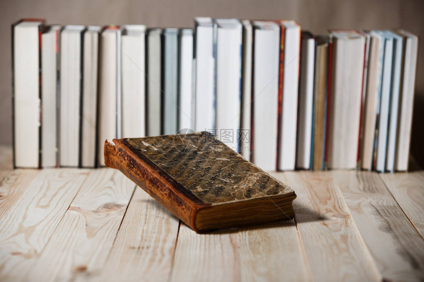 木甲板桌上的古老旧书籍和原始背图片